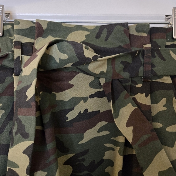 Lovers + Friends Camouflage Flex Waist  Skirt Size Small With Side Zipper - Picture 2 of 16
